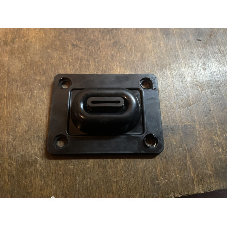 Rubber grommet for throttle linkage