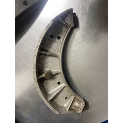 Bremsbeläge (Satz, 4 Stk.) inkl. Nieten, hinten für breite Trommel mit Bremsback aus Alu